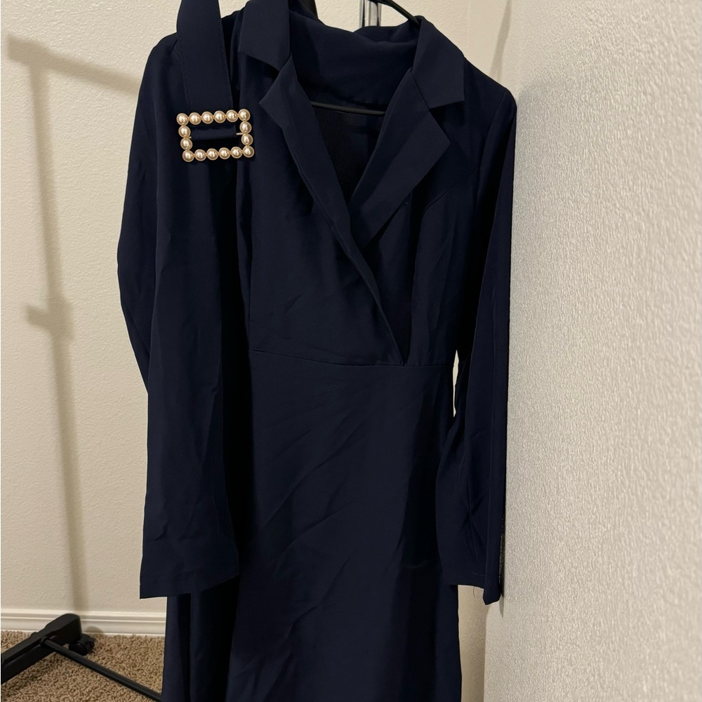 Elegant Navy Dress with Pearl Buckle